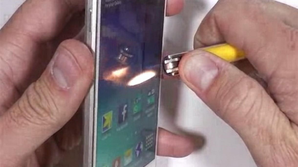 هل صمد "غالاكسي إس 6" امام الشفرة ومفك البراغي ؟