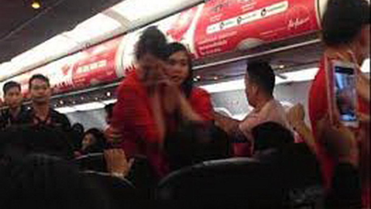 اذا كنت تتعامل مع مضيفي الطيران بفوقية فإسمع