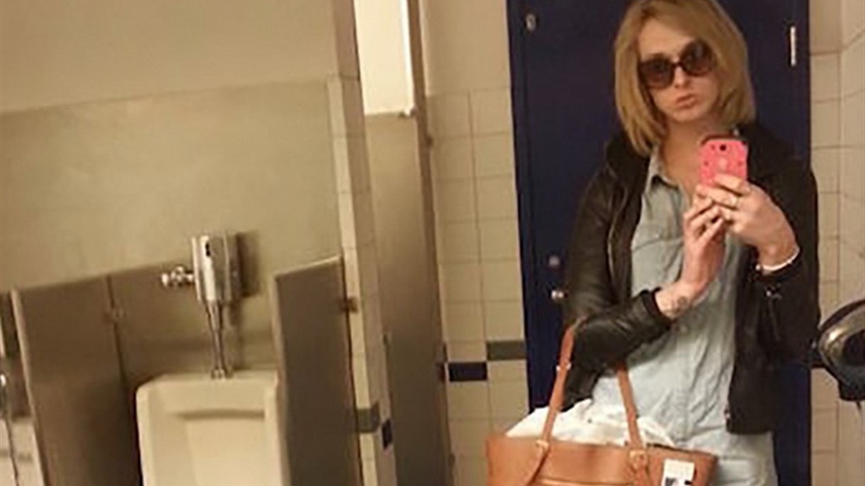 ادمان الفتيات على صور السيلفي وخصوصا في الحمام !