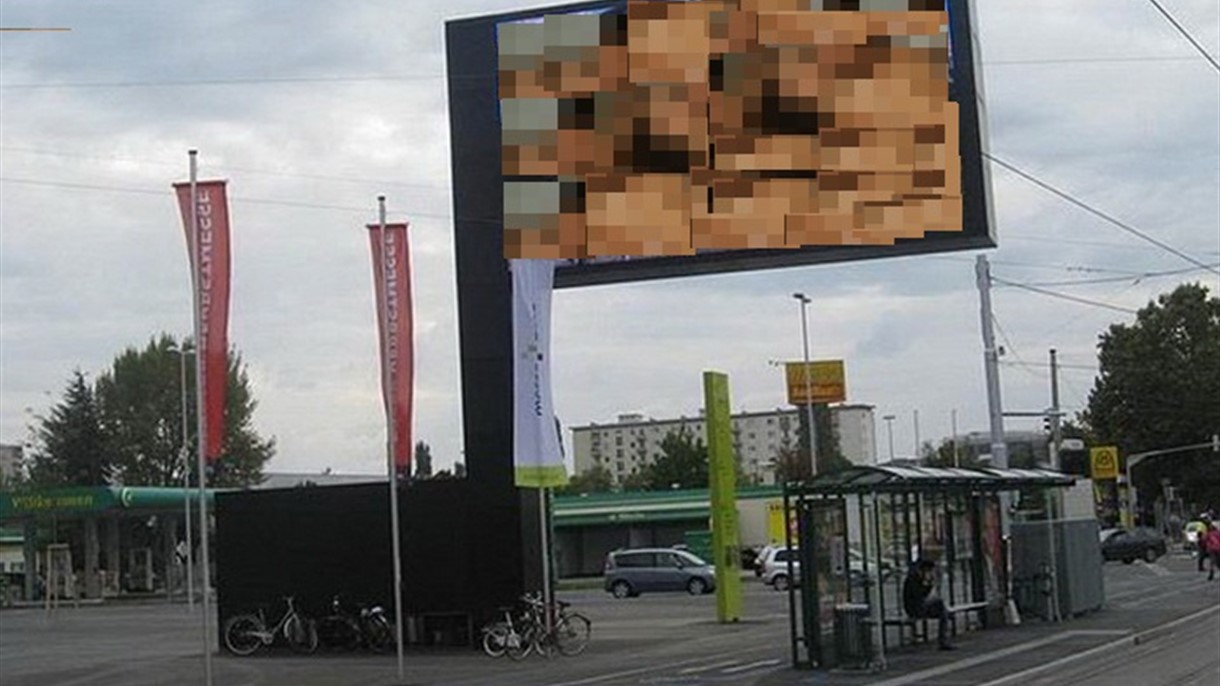 لوحة اعلان على الطرقات تتحول الى الصور الفاضحة