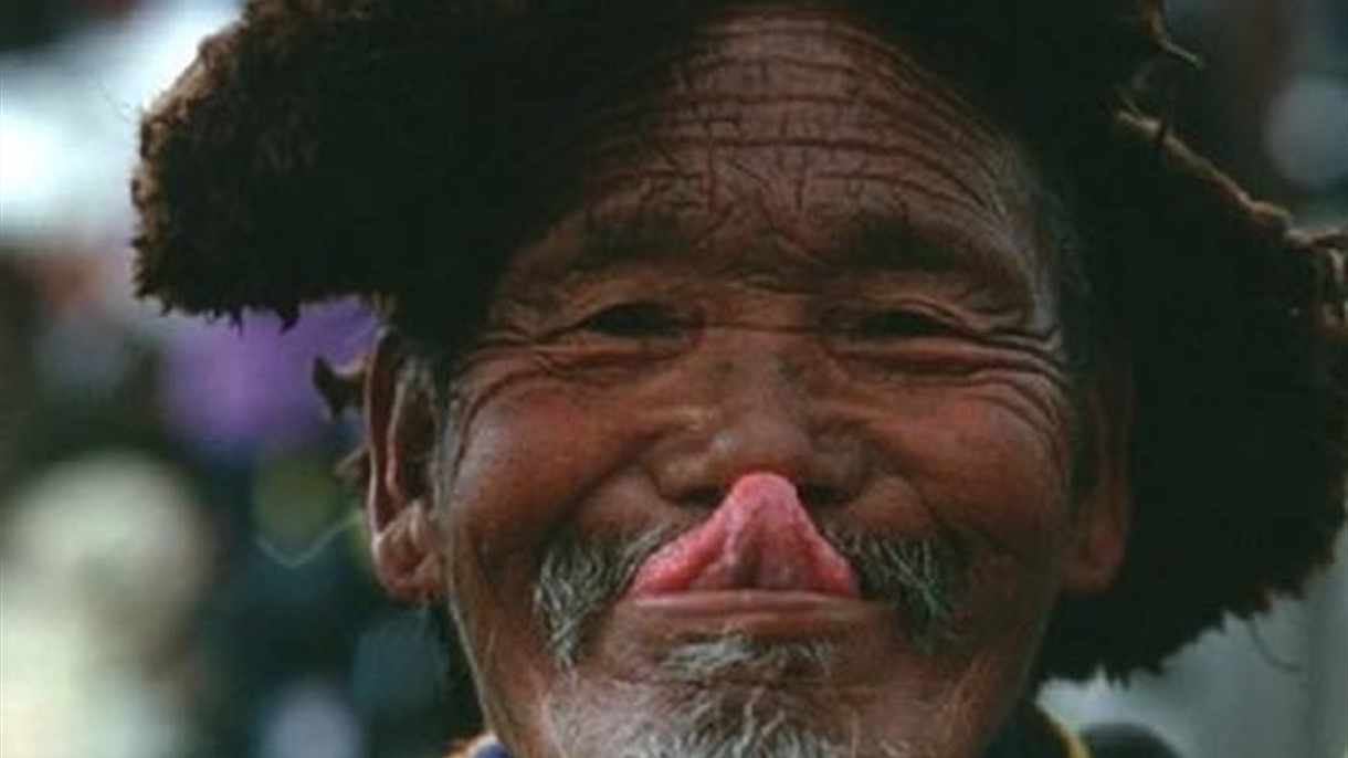 في اي بلد يُعتبر مدّ اللسان تحية ؟