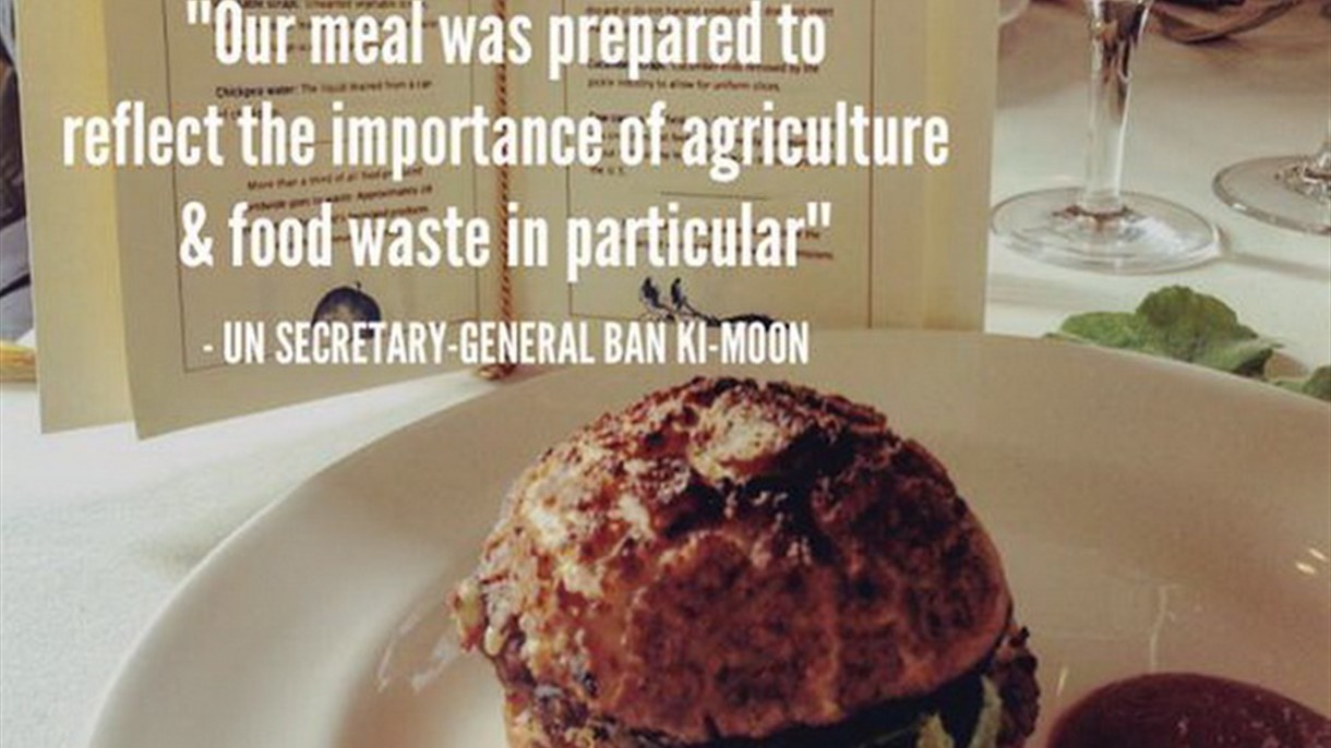 قادة العمل يتناولون بقايا طعام