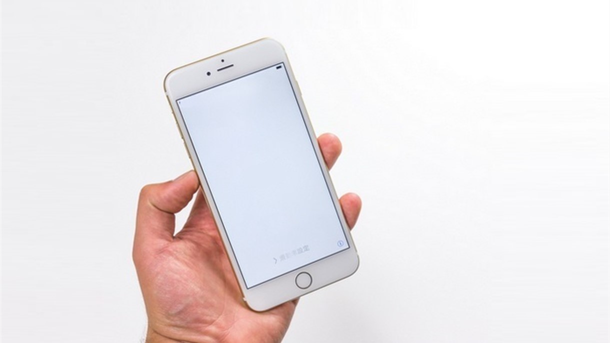 الى من يقوم هاتفه الآيفون بتصرفات غريبة