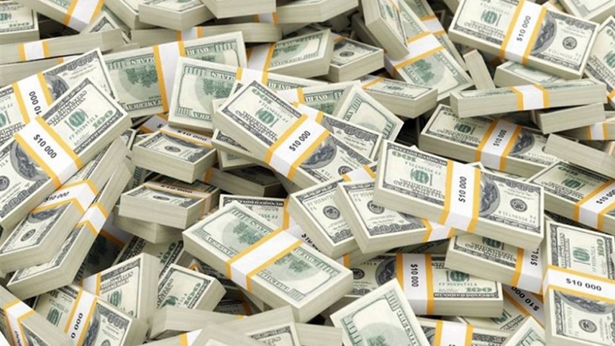 العثور على 600 الف دولار بفناء منزل