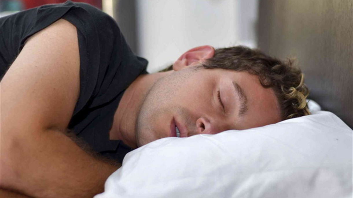 لهذا السبب يشعر البعض بأنهم يسقطون فجأة أثناء النوم