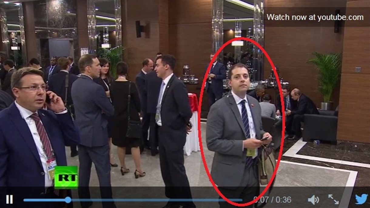 حقيقة غريب الاطوار الذي وقف قرب اوباما وبوتين