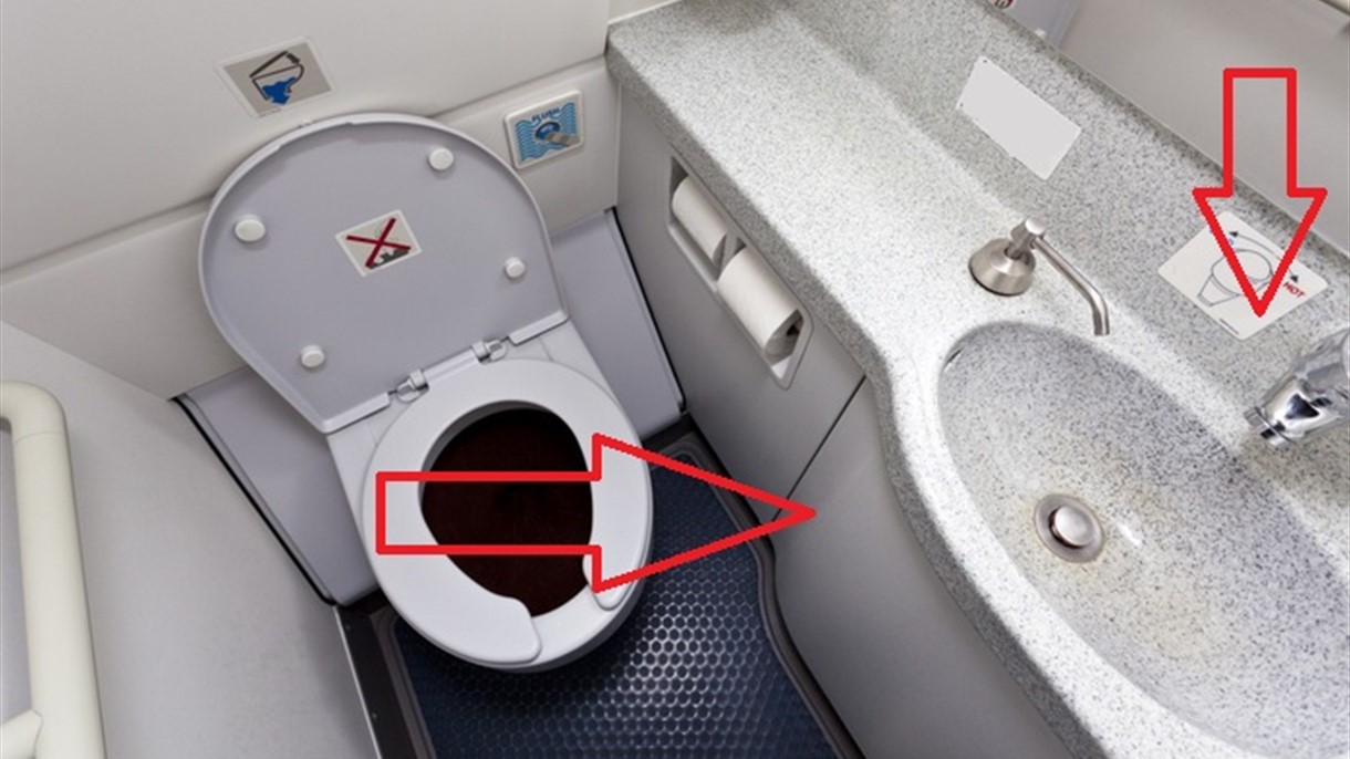 خطأ يرتكبه معظم ركاب الطائرة في الحمام