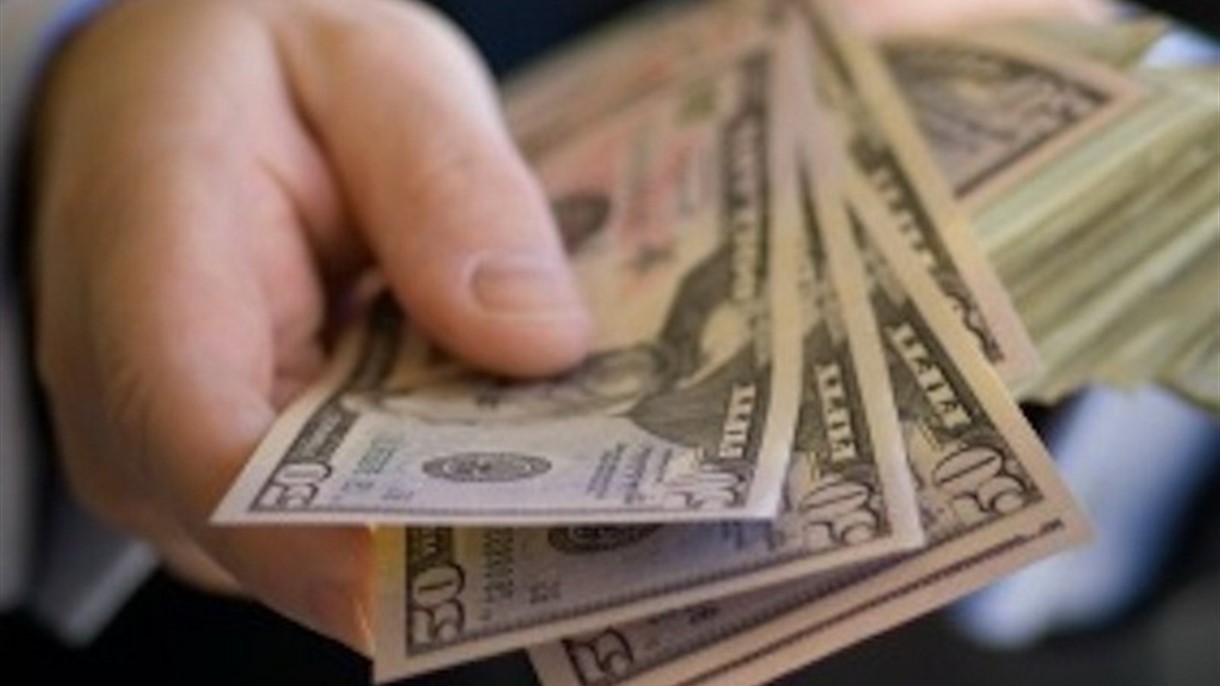 ثري واحد سيملك نصف ثروات العالم