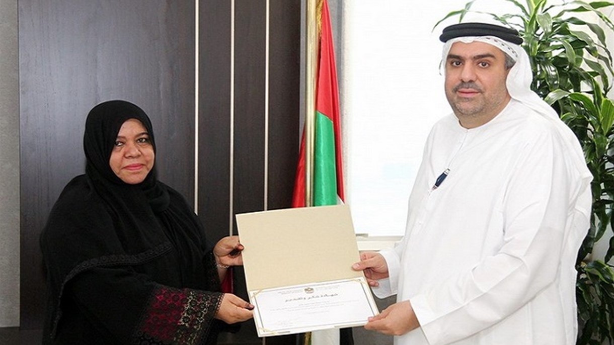 وزارة الصحة تُكرّم موظفة تُساعد مريض في الفجيرة