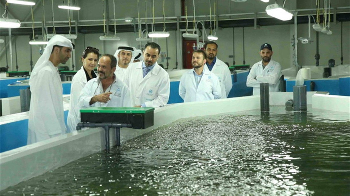 وزير البيئة يزور مركز الشيخ خليفة للأبحاث البحرية