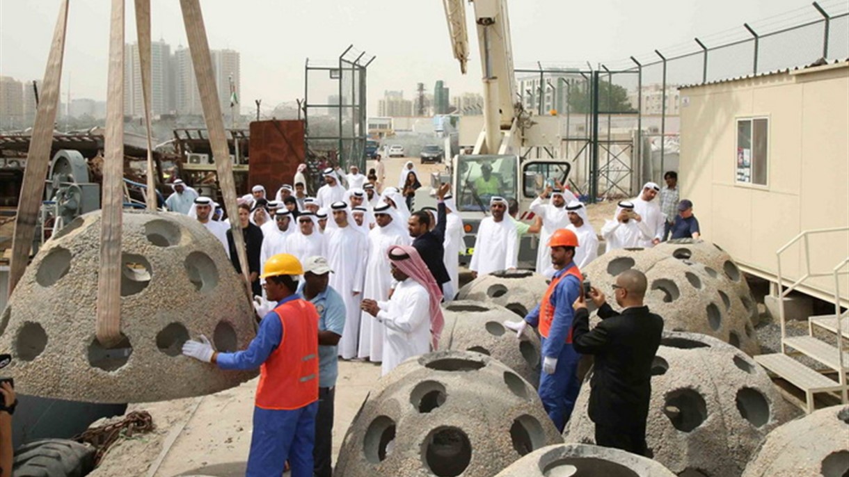 وزارة البيئة تبدأ بإنزال كهوف اسمنتية في عجمان