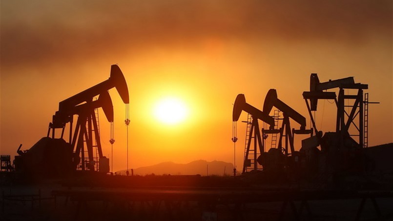 النفط ينخفض مع صعود الدولار