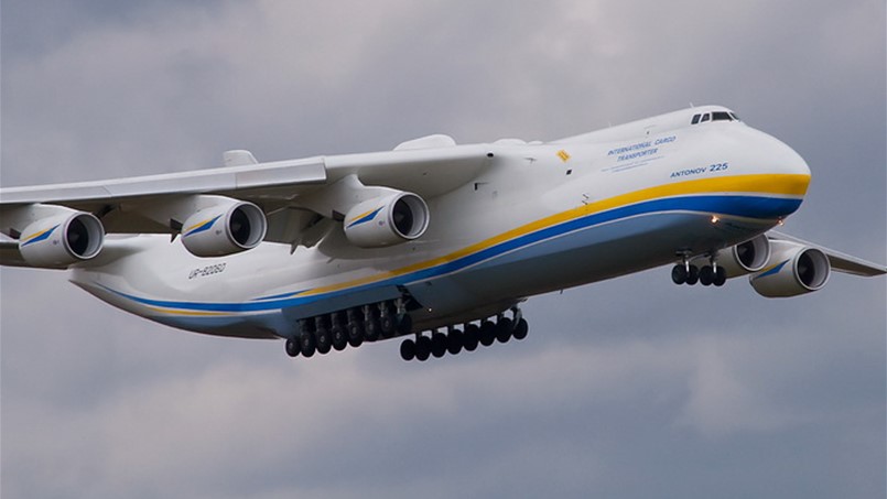 اضخم طائرة شحن في العالم تحطّ في مطار عربي