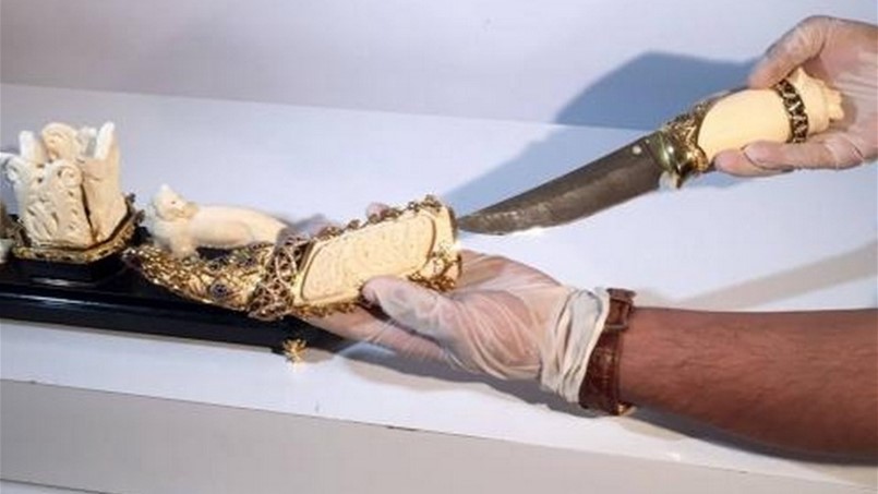 محاولة بيع خنجر معمر القذافي بسعر خيالي