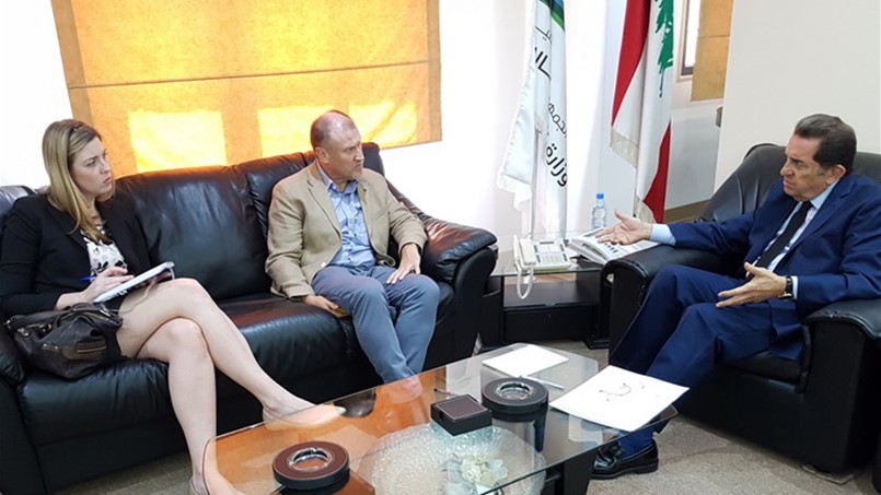 حرب يَعِد اللبنانيين بإيصال الانترنت السريع الى الجميع