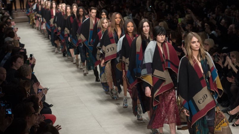 بيربيري تعود الى التاريخ في اسبوع لندن للموضة