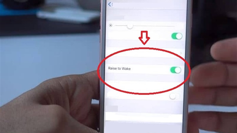 هكذا تجعلون شاشة الآيفون تضيء عند حمل الهاتف