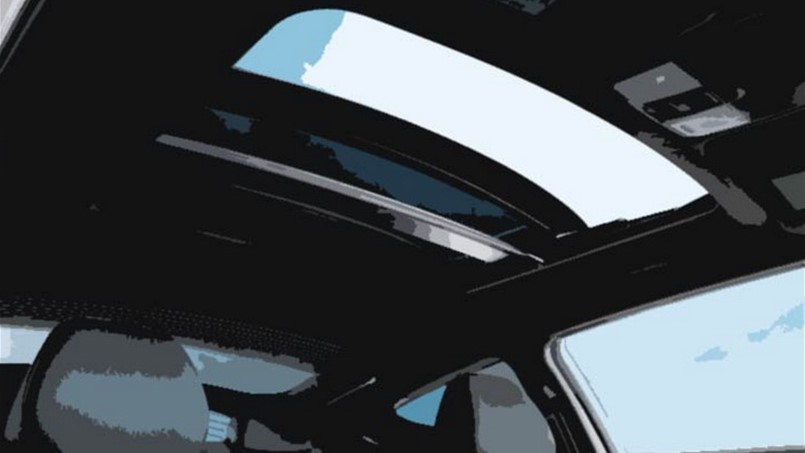 فتحة السقف في هذه السيارة تطير