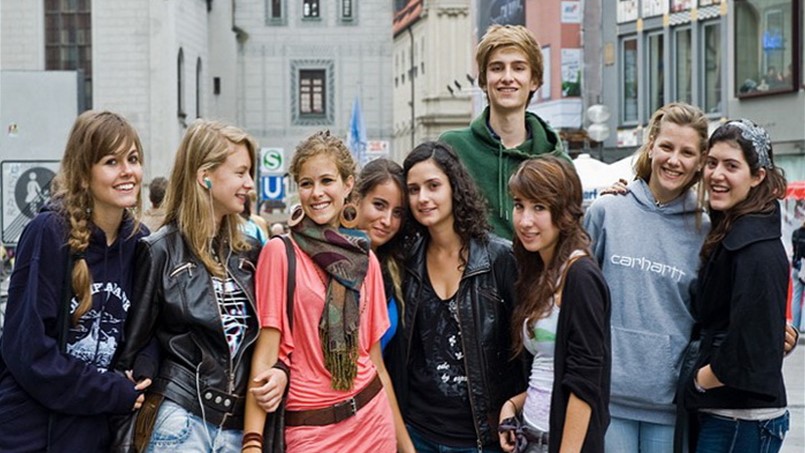 ميركل تدعو الكبار الى التعلُّم من الصغار