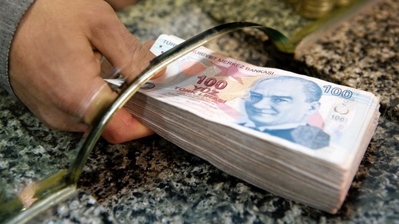 الليرة التركية تتراجع إلى مستوى تاريخي