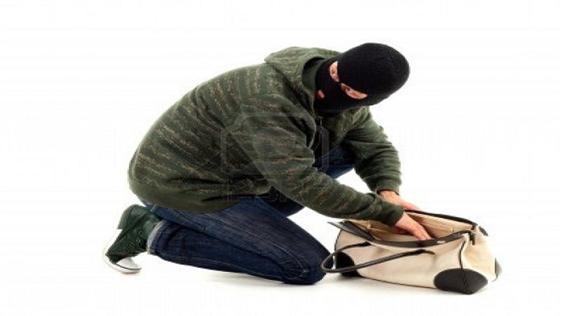 لصوص احرقوا سيارتهم والسبب؟