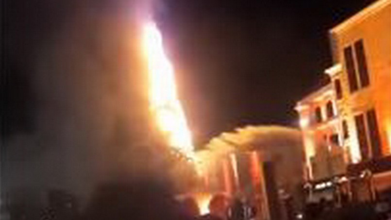 احتراق شجرة الميلاد في جبيل