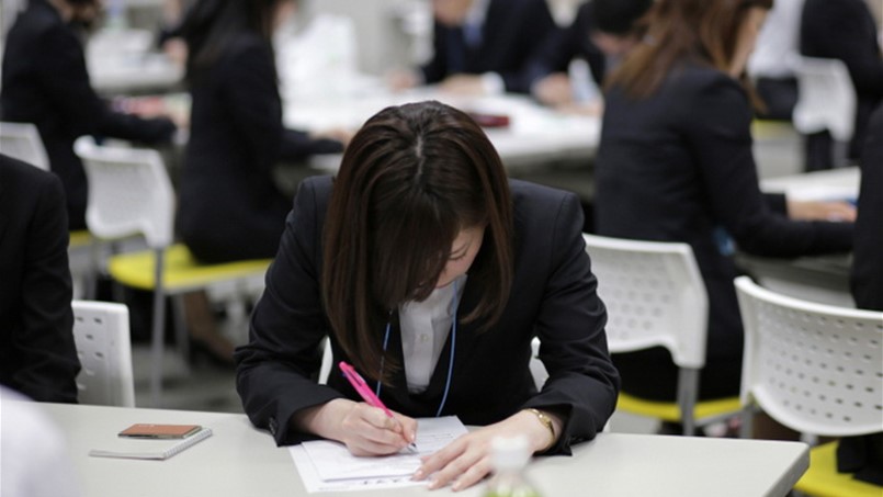 موظفو دولة عظمى يموتون من الـ Overtime