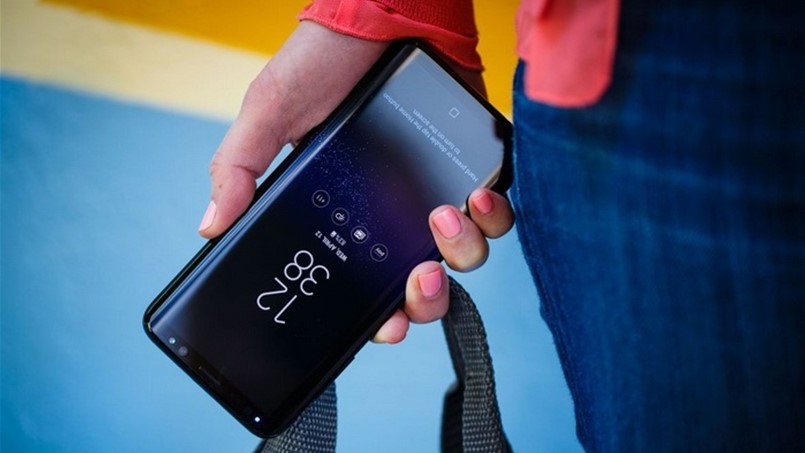 الى كل من يستمع الى الموسيقى عبر هاتف سامسونغ