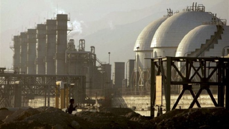 النفط يغلق على ارتفاع ليلاً