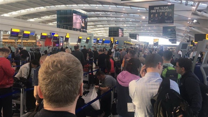 مسافرون يركبون الطائرة دون حقائبهم