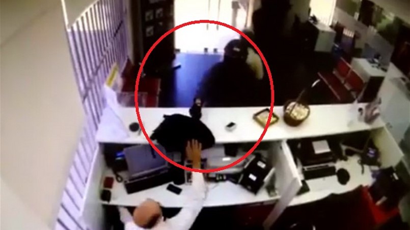 بالفيديو ... هكذا اقتحم المجرمون بنك البركة وسرقوه