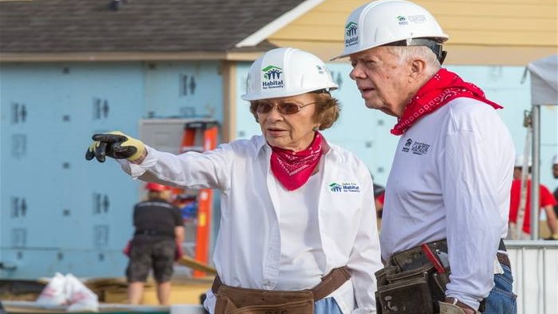 كارتر يصاب بدوّار خلال بناء بيوت الفقراء