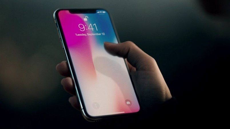 آبل تفسِّر ما حصل معها عند الكشف عن آيفون