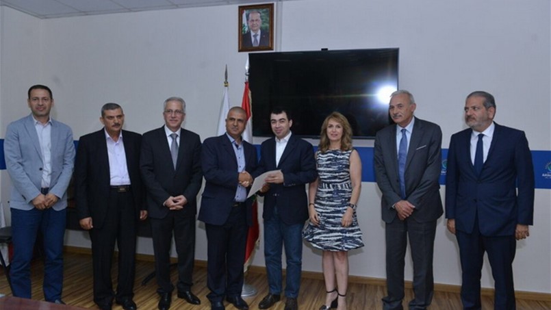 وزير الطاقة يسلم افادات السلامة العامة لنقل المحروقات