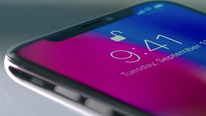 أعداء آيفون يسخرون ويتهافتون عليه