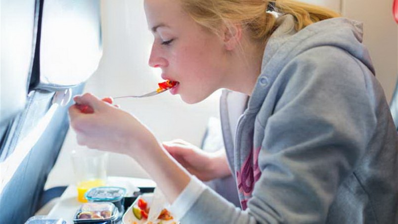 نصيحة... إبتعدوا عن هذه الاطعمة في الطائرة