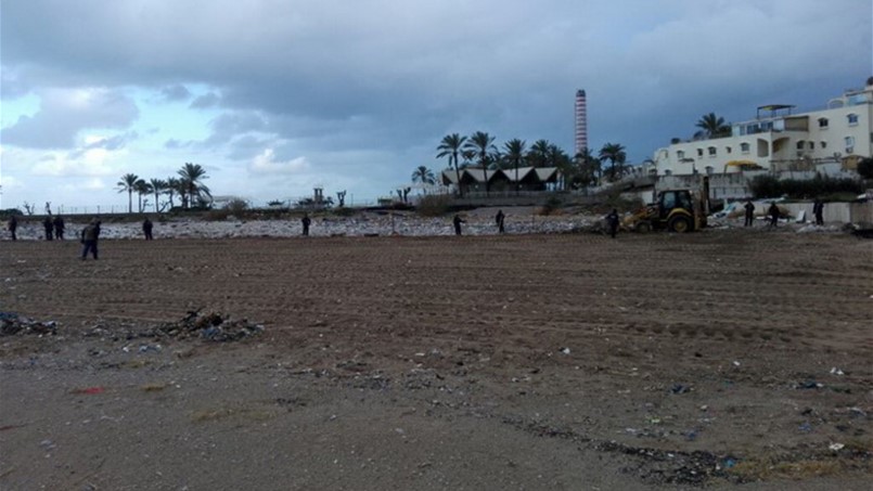 بدء تنظيف الشاطىء اللبناني