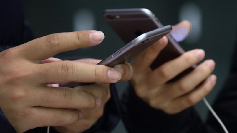 المشكلة ان آبل تتعامل مع أكثر من مليار شخص