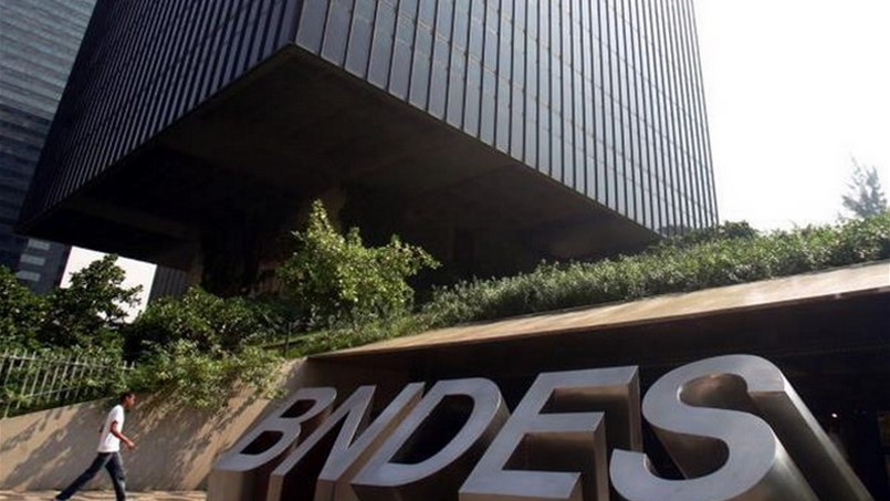 البرازيل خفضتها وبريطانيا لم تغيّرها