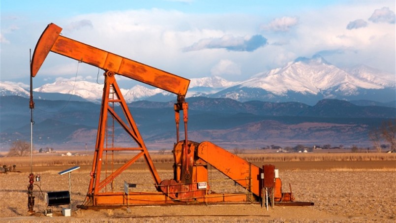 النفط ينخفض مع تصاعد التوترات