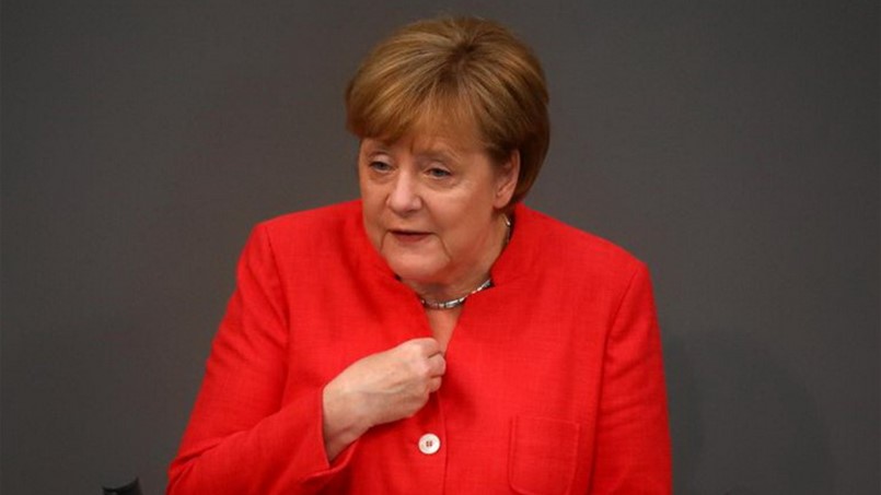 ميركل تسعى للحل