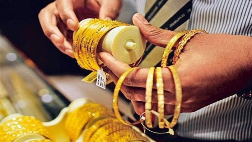 الذهب يفتتح اسبوعه نزولاً