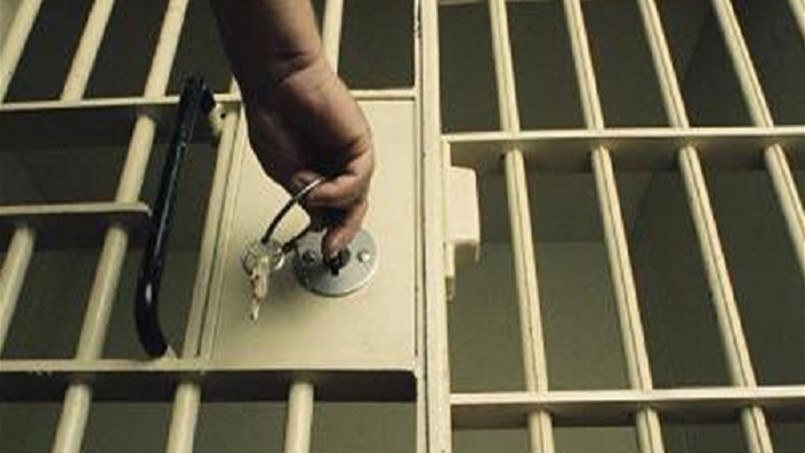 توقيف موظفتين في المالية والداخلية تختلسان المال العام