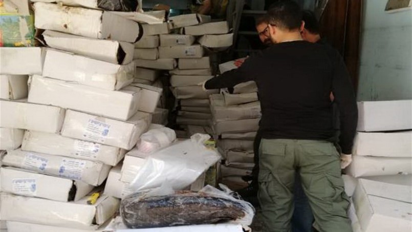 بعد الكبيس... تمور فسدت بسبب التخزين