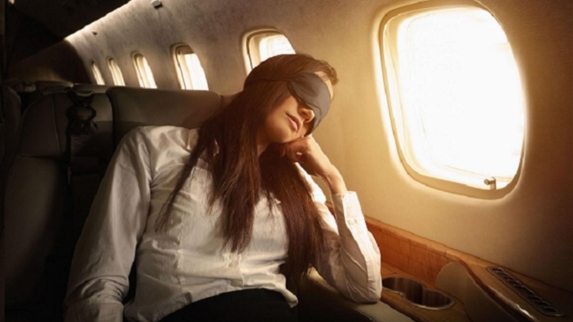 تحذير للمسافرين الذين ينامون خلال إقلاع وهبوط الطائرة