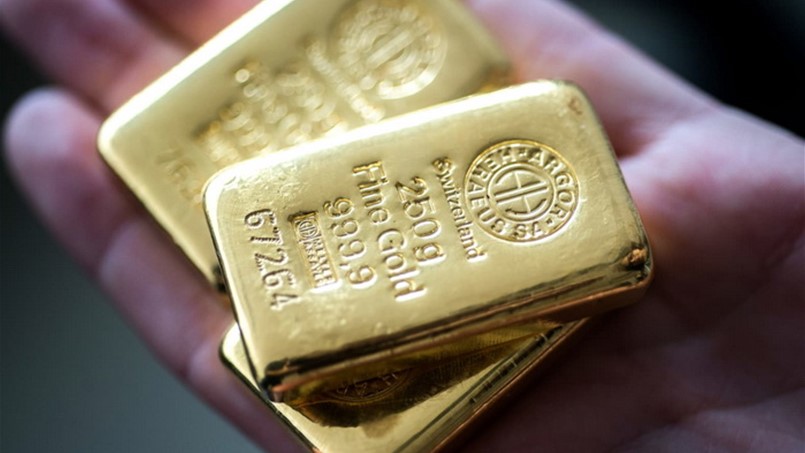 الذهب يتراجع الى 1825 دولاراً
