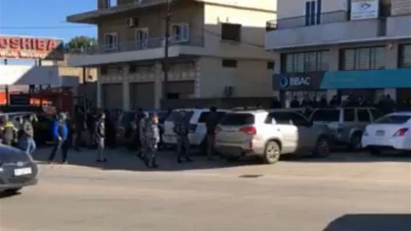 مواطن يحتجز رهائن في بنك BBAC جب جنين
