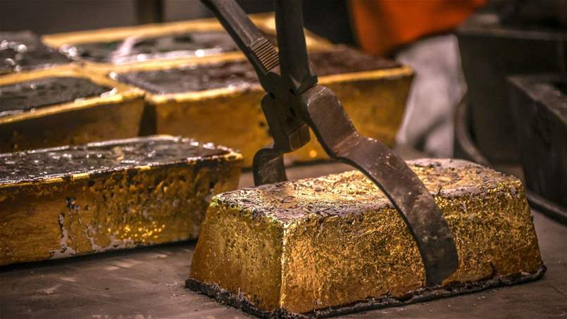 الذهب يتألق منفرداً.. والنفط والدولار على تراجع