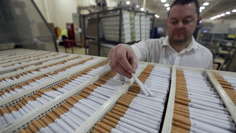 أي معمل سجائر منع موظفيه من التدخين ؟