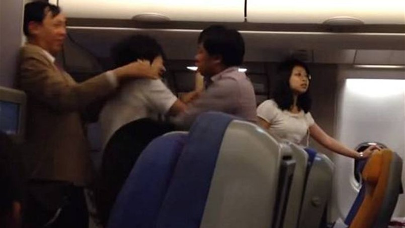 مسافر يحاول القفز من الطائرة